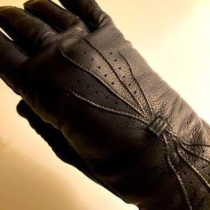 Vintage Ladies Black Leather Gloves with silk like palms. Unbranded. Made in USA